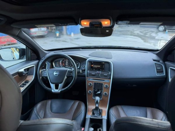 Elbasan, Shitet VOLVO XC60, Benzin, blu e errët automatik 169.000 km 9.600 €