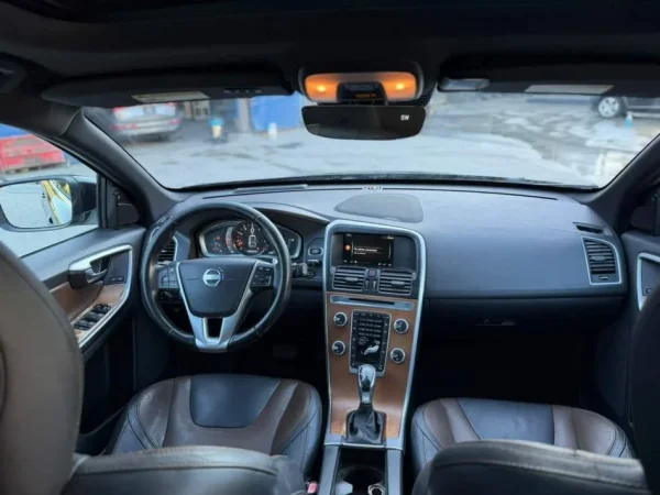 Elbasan, Shitet VOLVO XC60, Benzin, blu e errët automatik 169.000 km 9.600 €