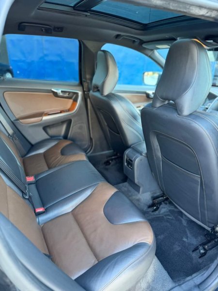 Elbasan, Shitet VOLVO XC60, Benzin, blu e errët automatik 169.000 km 9.600 €