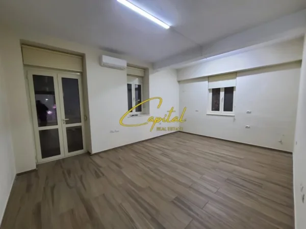 Tirane, jepet me qera zyre Kati 1, 75 m² 1.000 € (BULEVARDI I RI)