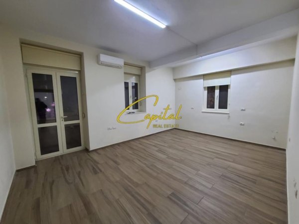 Tirane, jepet me qera zyre Kati 1, 75 m² 1.000 € (BULEVARDI I RI)