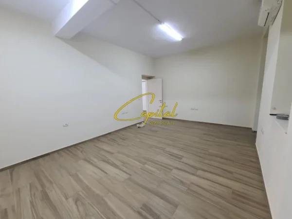 Tirane, jepet me qera zyre Kati 1, 75 m² 1.000 € (BULEVARDI I RI)