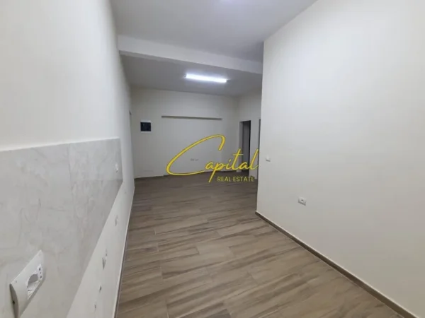 Tirane, jepet me qera zyre Kati 1, 75 m² 1.000 € (BULEVARDI I RI)