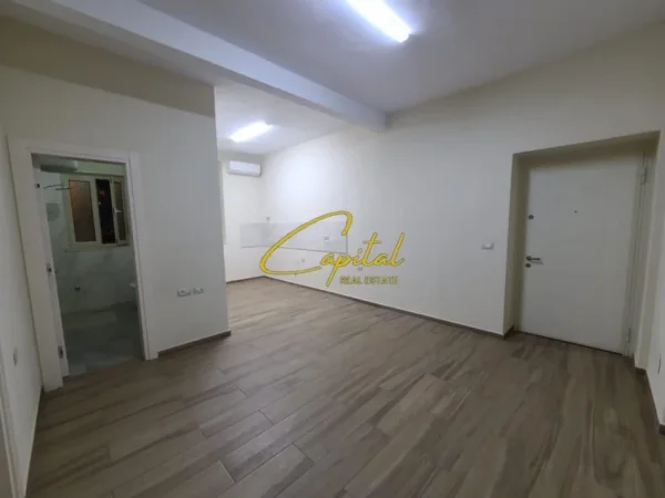 Tirane, jepet me qera zyre Kati 1, 75 m² 1.000 € (BULEVARDI I RI)
