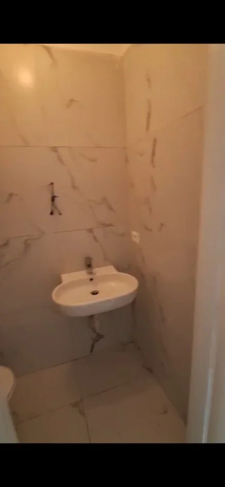 Tirane, jap me qera zyre Kati 1, 22 m² 220 € (Rruga Jordan Misja)