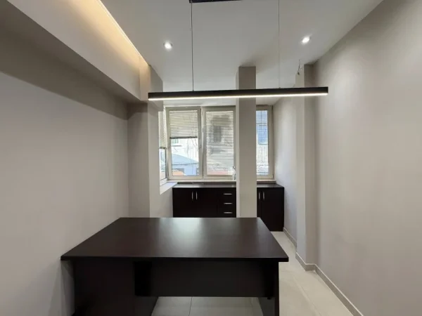 Tirane, jepet me qera zyre Kati 1, 35 m² 600 € (Myslym Shyri)
