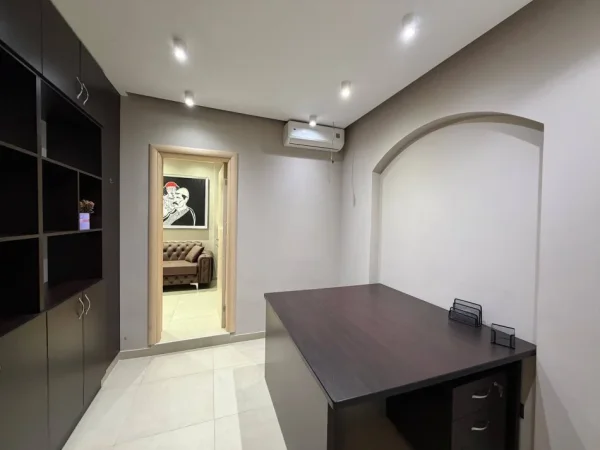 Tirane, jepet me qera zyre Kati 1, 35 m² 600 € (Myslym Shyri)