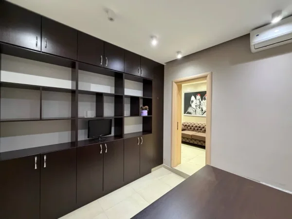 Tirane, jepet me qera zyre Kati 1, 35 m² 600 € (Myslym Shyri)