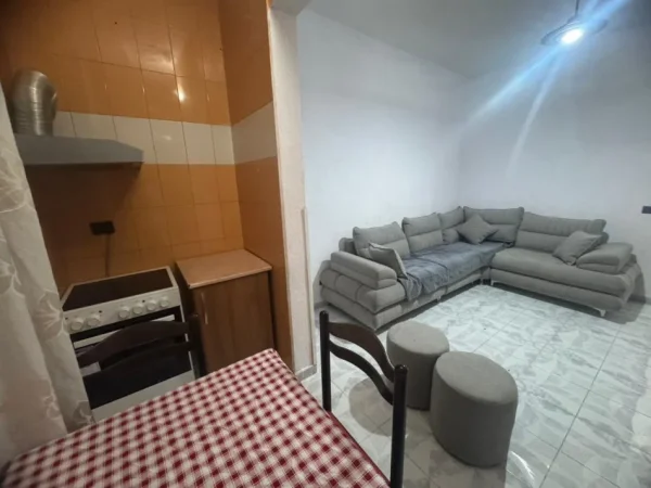 Tirane, jepet me qera apartament 1+1 , 65 m² 400 € (pranë Medresesë)