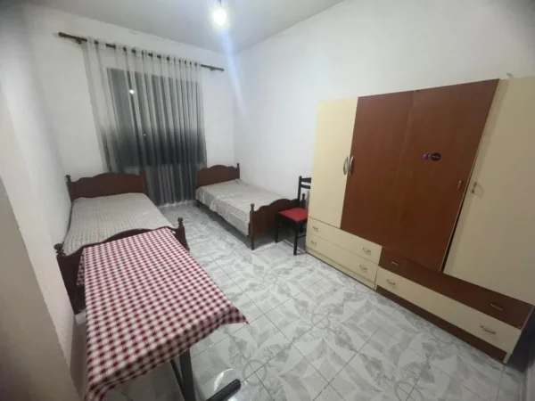 Tirane, jepet me qera apartament 1+1 , 65 m² 400 € (pranë Medresesë)