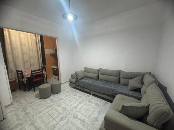 Tirane, jepet me qera apartament 1+1 , 65 m² 400 € (pranë Medresesë)