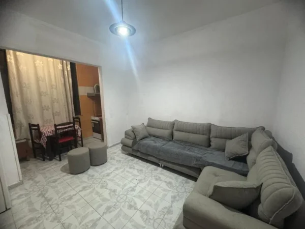 Tirane, jepet me qera apartament 1+1 , 65 m² 400 € (pranë Medresesë)
