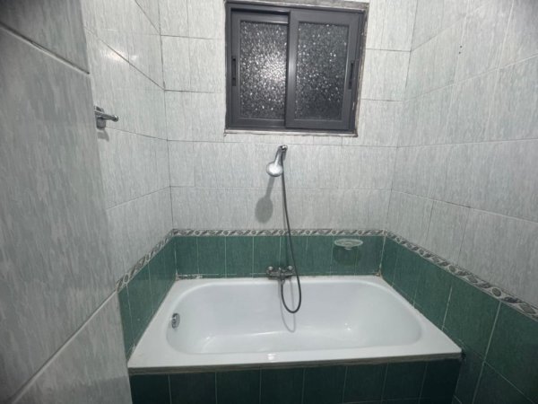 Tirane, jepet me qera apartament 1+1 , 65 m² 400 € (pranë Medresesë)