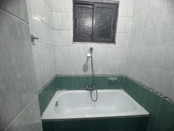 Tirane, jepet me qera apartament 1+1 , 65 m² 400 € (pranë Medresesë)