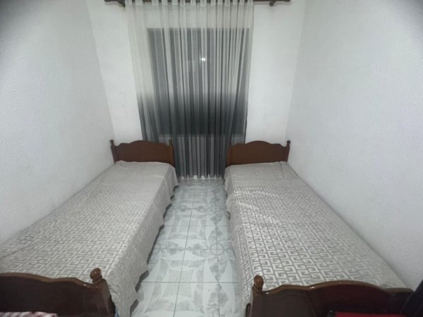 Tirane, jepet me qera apartament 1+1 , 65 m² 400 € (pranë Medresesë)