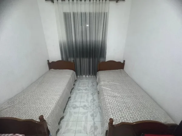 Tirane, jepet me qera apartament 1+1 , 65 m² 400 € (pranë Medresesë)