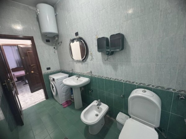 Tirane, jepet me qera apartament 1+1 , 65 m² 400 € (pranë Medresesë)