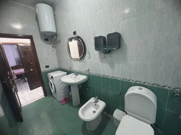 Tirane, jepet me qera apartament 1+1 , 65 m² 400 € (pranë Medresesë)