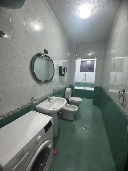 Tirane, jepet me qera apartament 1+1 , 65 m² 400 € (pranë Medresesë)