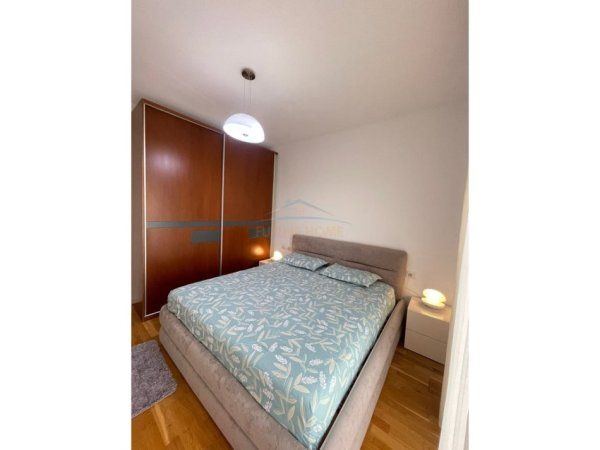 Tirane, jepet me qera apartament 2+1+Ballkon Kati 3, 108 m² 900 € (Kopshti Botanik, Tiranë.)