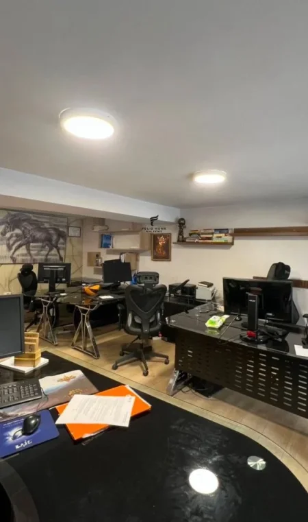 Tirane, jepet me qera zyre Kati 1, 55 m² 800 € (VASIL SHANTO)