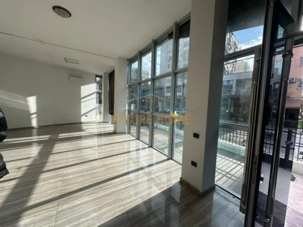 Tirane, jepet me qera ambjent biznesi Kati 0, 1.100 m² 9.000 € (Laprakë,Tiranë)