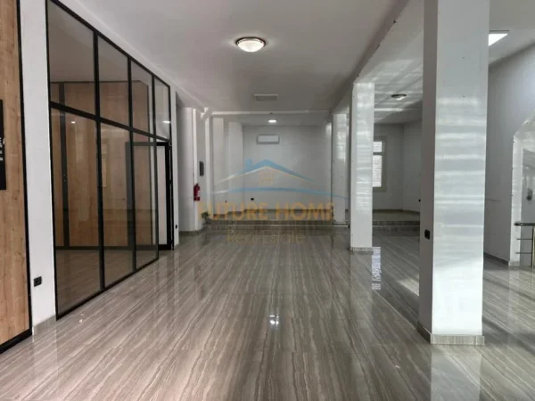 Tirane, jepet me qera ambjent biznesi Kati 0, 1.100 m² 9.000 € (Laprakë,Tiranë)