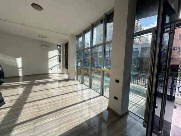 Tirane, jepet me qera ambjent biznesi Kati 0, 1.100 m² 9.000 € (Laprakë,Tiranë)