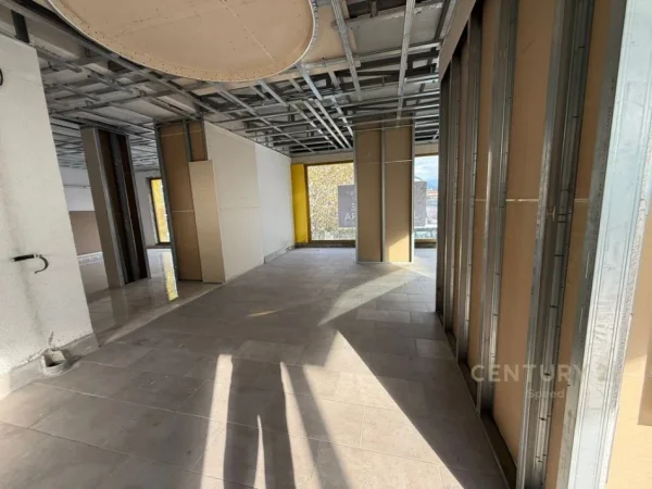 Tirane, shitet ambjent biznesi Kati 1, 187 m² (Bathore)