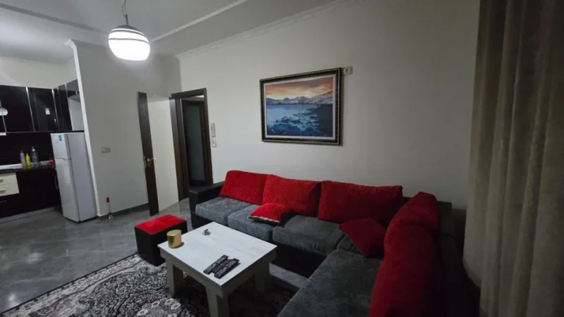 Tirane, jepet me qera apartament 1+1+Ballkon Kati 4, 70 m² 450 € (Liqeni i Tiranes)