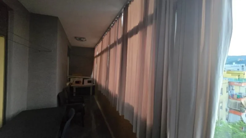 Tirane, jepet me qera apartament 1+1+Ballkon Kati 4, 70 m² 450 € (Liqeni i Tiranes)