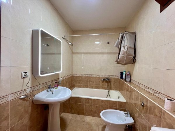 Tirane, jepet me qera apartament 1+1+Ballkon Kati 5, 63 m² 400 € (Laprake)