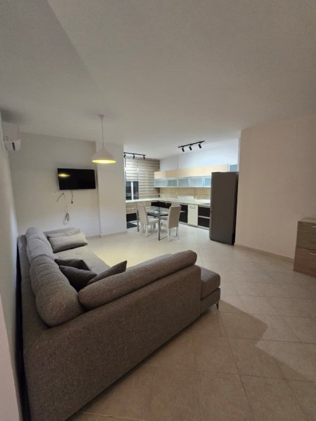 Tirane, jepet me qera apartament 2+1 , 100 m² 900 € 