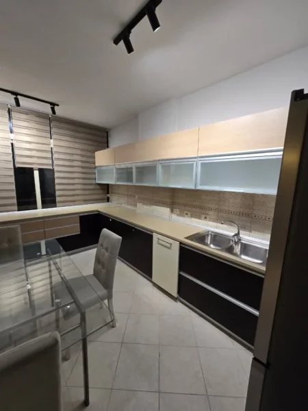 Tirane, jepet me qera apartament 2+1 , 100 m² 900 € 