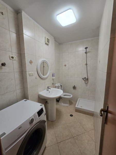 Tirane, jepet me qera apartament 2+1 , 100 m² 900 € 
