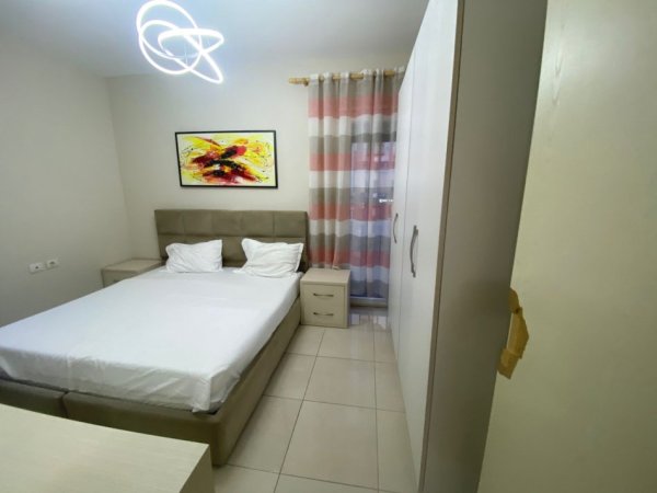 Tirane, jepet me qera apartament 2+1+Ballkon Kati 2, 85 m² 600 € 