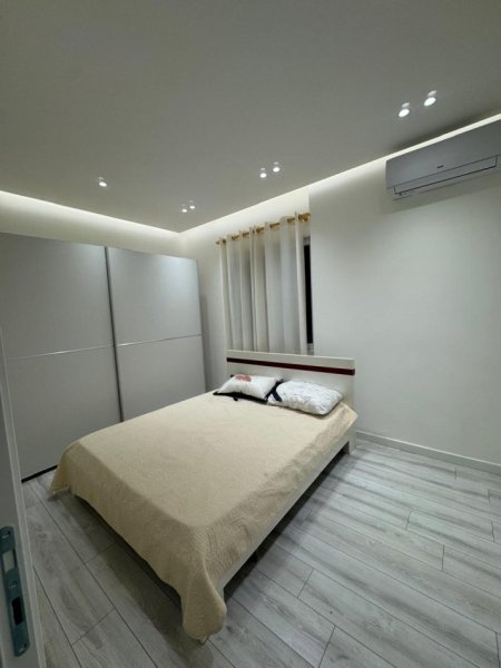 Tirane, jepet me qera apartament 2+1+Ballkon Kati 4, 80 m² 400 € 