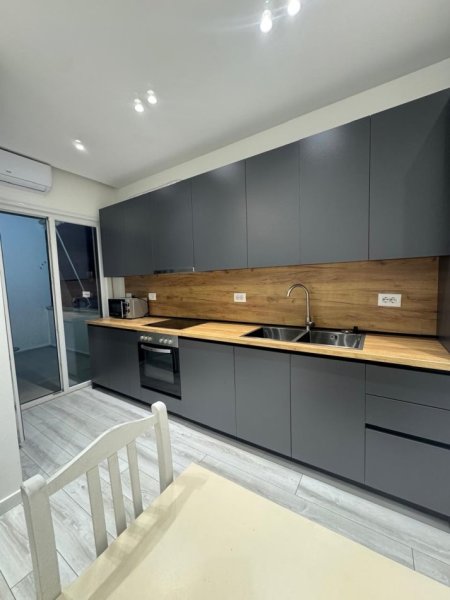 Tirane, jepet me qera apartament 2+1+Ballkon Kati 4, 80 m² 400 € 