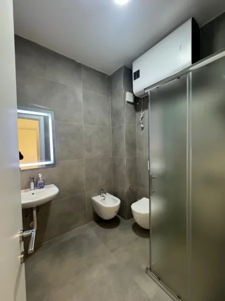 Tirane, jepet me qera apartament 2+1+Ballkon Kati 4, 80 m² 400 € 
