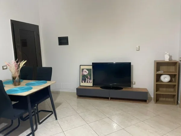 Tirane, jepet me qera apartament 1+1+Ballkon Kati 2, 65 m² 400 €
