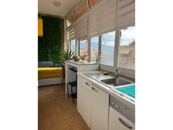 Tirane, jepet me qera apartament 2+1+Ballkon Kati 6, 75 m² 850 € (prane sheshit skenderbeu)