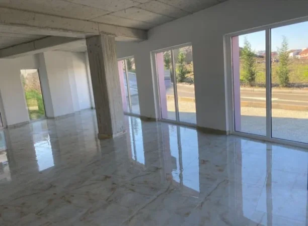 Tirane, jepet me qera dyqan Kati 0, 90 m² 60.000 € (Ali Demi)