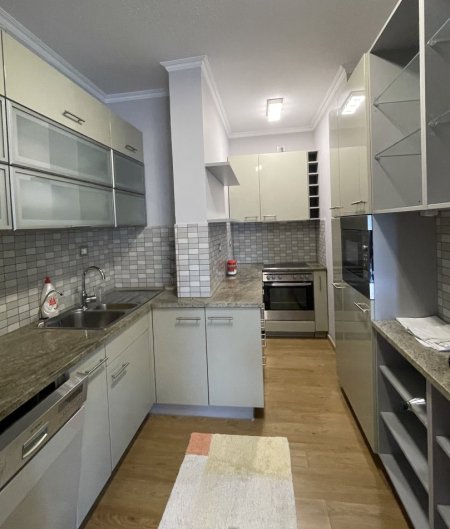 Tirane, jepet me qera apartament 2+1 Kati 5, 110 m² 800 € (Rruga e Kosovareve)