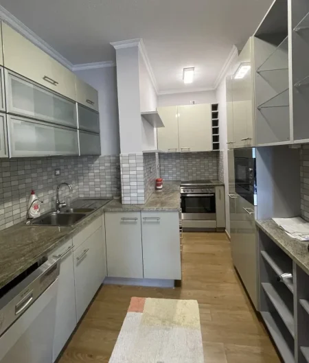 Tirane, jepet me qera apartament 2+1 Kati 5, 110 m² 800 € (Rruga e Kosovareve)