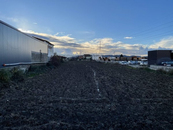 Tirane, jap me qera truall , 5.200 m²