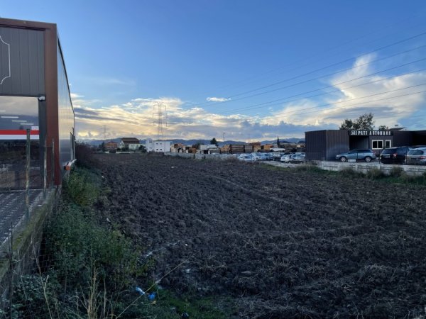 Tirane, jap me qera truall , 5.200 m²