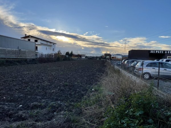 Tirane, jap me qera truall , 5.200 m²
