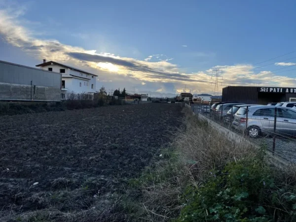 Tirane, jap me qera truall , 5.200 m²