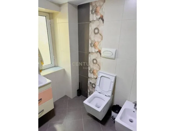 Tirane, jepet me qera apartament 2+1+Ballkon Kati 2, 76 m² 900 € (bulevardi zogu I)