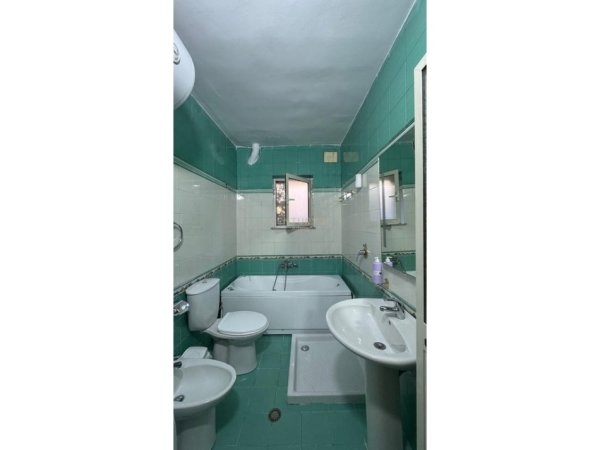 Tirane, jepet me qera apartament 2+1+Ballkon Kati 1, 86 m² 650 € (rruga fortuzi)